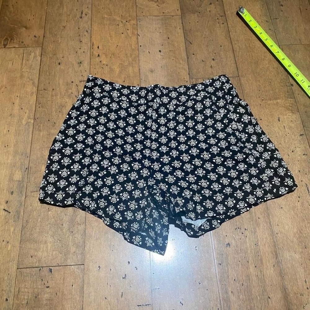 Old Navy black and white floral mini shorts Size M